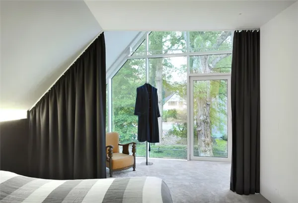 Как выбрать шторы для оформления мансардных окон со скошенным потолком 30