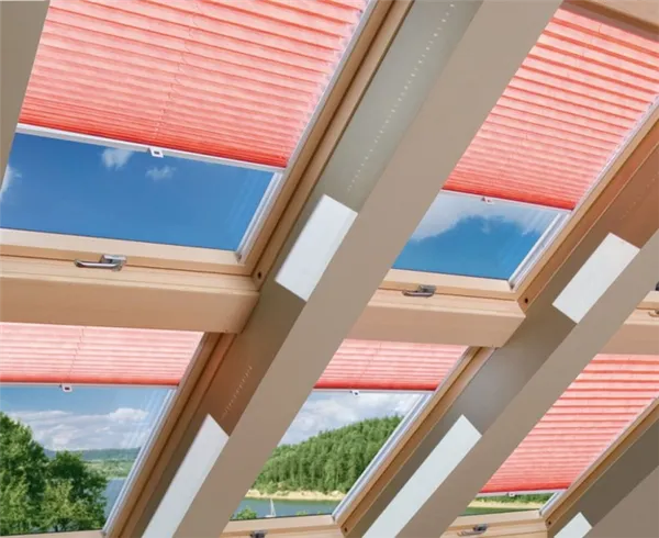 Как выбрать шторы для оформления мансардных окон со скошенным потолком 3