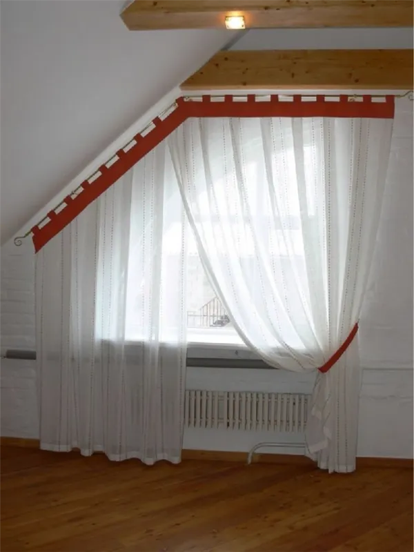 Как выбрать шторы для оформления мансардных окон со скошенным потолком 27