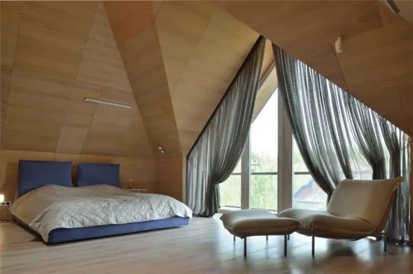 Как выбрать шторы для оформления мансардных окон со скошенным потолком 33