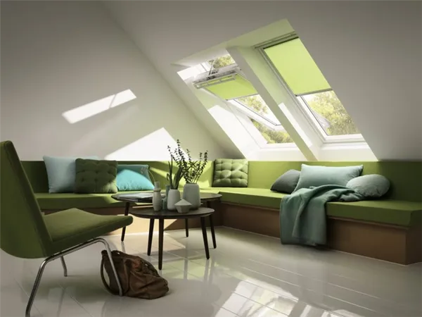 Как выбрать шторы для оформления мансардных окон со скошенным потолком 6