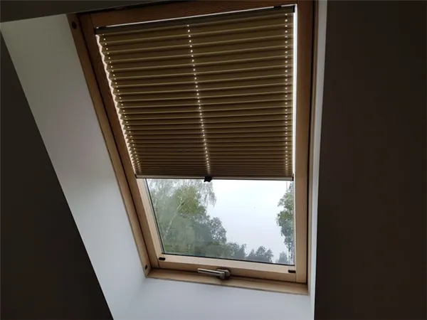 Как выбрать шторы для оформления мансардных окон со скошенным потолком 15