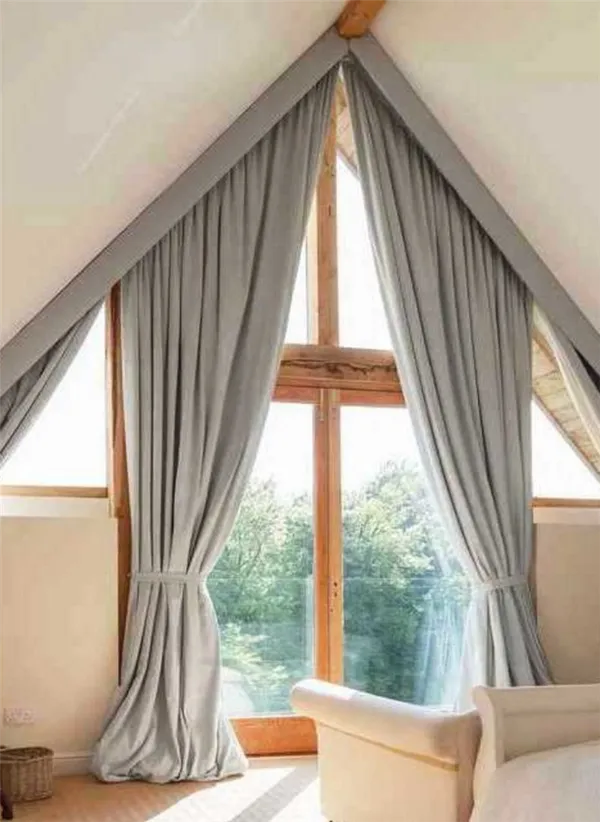 Как выбрать шторы для оформления мансардных окон со скошенным потолком 12