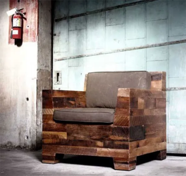 Дизайнерское кресло с деревянным основанием