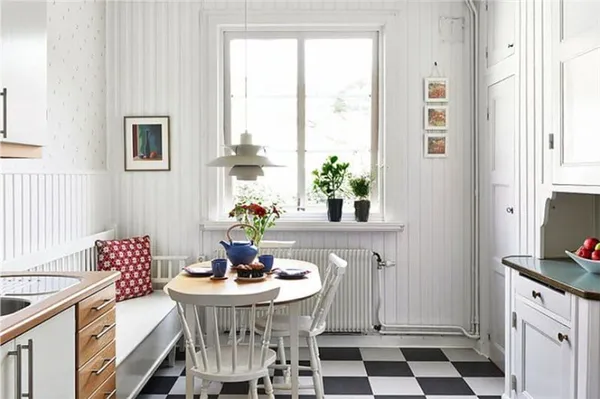 Черно-белый пол из плитки на кухне в стиле скандинавского кантри