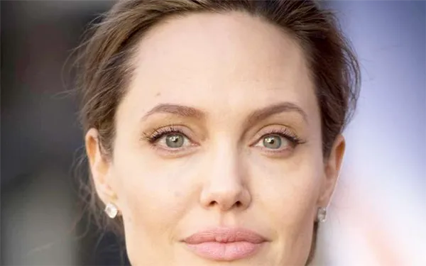 Звезда американского кинематографа Анджелина Джоли с квадратной формой лица