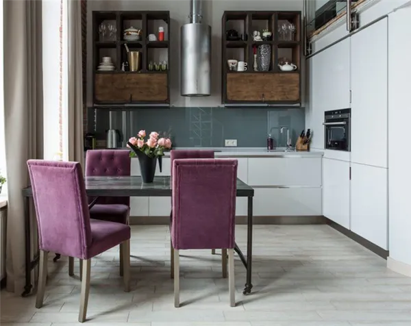Фиолетовые стулья в кухне Г-образной планировки