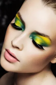 Зелено-желтый макияж в экстравагантном стиле