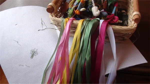 Вышивка лентами для начинающих пошагово — легкий урок создания картин из атласных лент с ромашками, подсолнухами и одуванчиками 11