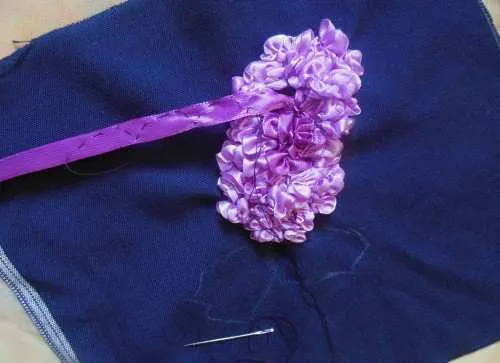 Вышивка лентами для начинающих пошагово — легкий урок создания картин из атласных лент с ромашками, подсолнухами и одуванчиками 27