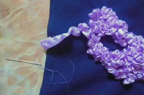 Вышивка лентами для начинающих пошагово — легкий урок создания картин из атласных лент с ромашками, подсолнухами и одуванчиками 25