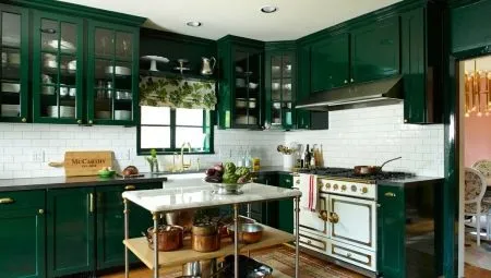 Кухня изумрудного цвета: дизайн в темно-зеленых тонах 1