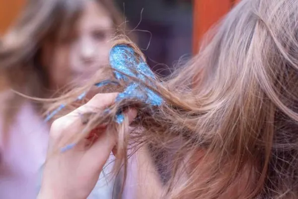 Как убрать слайм с волос у ребенка и взрослого не остригая их 7