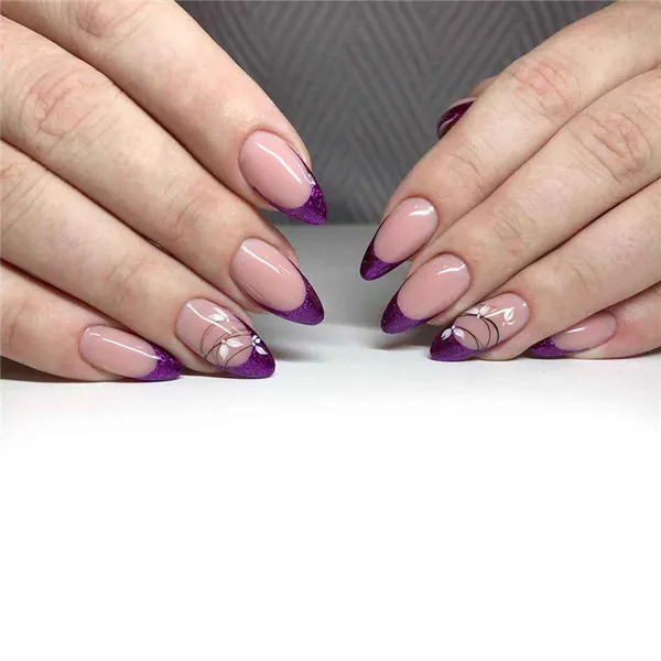 Маникюр фиолетовый с белым. Фото с рисунками, со стразами, дизайны на короткие и длинные ногти 4