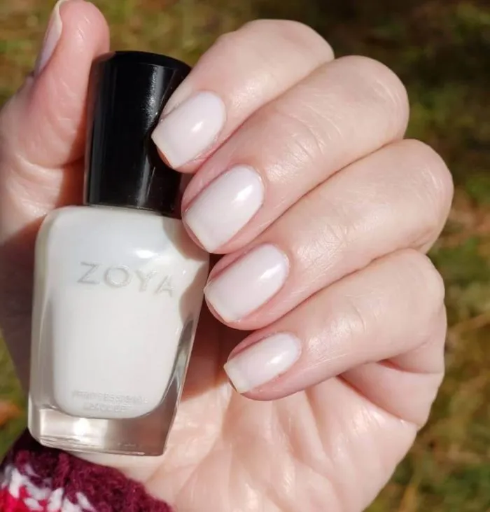 Молочный маникюр лаком Zoya