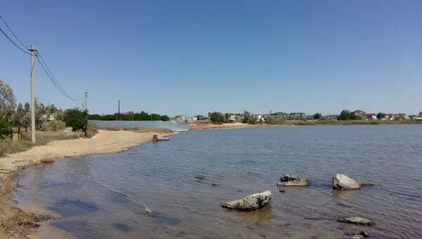 Забор застройщика на несколько метров заходит в воду